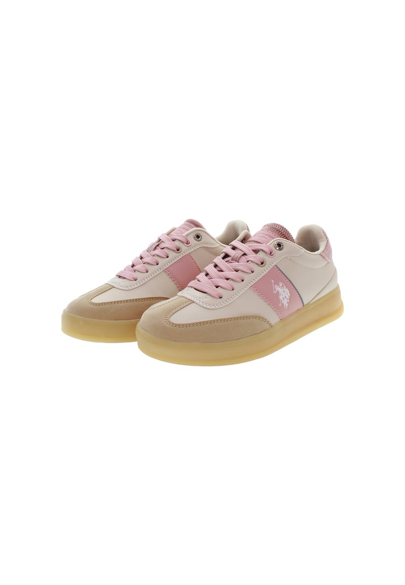 Ein Paar beige und rosa Low-Top-Sneaker mit rosa Schnürsenkeln und einer gelben durchsichtigen Sohle, die ein weißes Logo auf der Seitenfläche tragen.