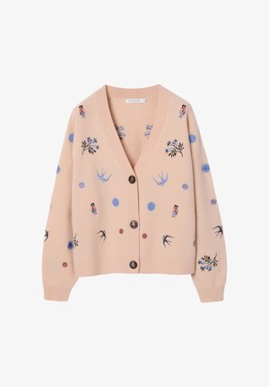 Ružový sveter na gombíky s výstrihom do V, zdobený výšivkou kvetov a vtákov, s dekoratívnymi gombíkmi. Mäkká textúra a voľný strih.