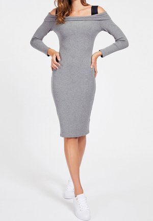 Grau off-shoulder Kleid in taillierter Form, mit langen Ärmeln und gerippter Textur, kombiniert mit weißen Turnschuhen.