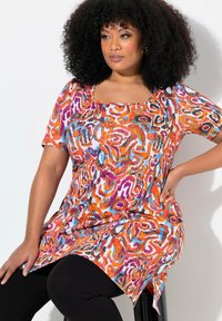 Wielokolorowa tunika z abstrakcyjnym wzorem w spirale w odcieniach pomarańczowego, różowego, niebieskiego i białego, z kwadratowym dekoltem i krótkimi rękawami.