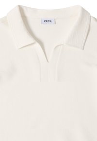 Polo blanc texturé avec col ouvert et une étiquette de marque "CECIL" à l'intérieur de l'encolure.