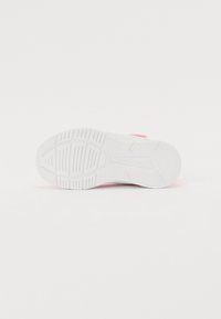 Semelle de chaussure de sport Skechers en caoutchouc blanc, avec des motifs de texture pour une meilleure adhérence. Dispose d'un accent rose au niveau du talon. Design plat et arrondi.