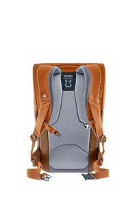 Mochila Deuter en tonos marrones y grises, vista desde el panel trasero acolchado y las correas de los hombros con hebillas ajustables y malla de ventilación.