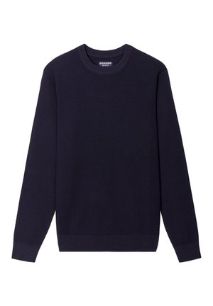 Marineblauwe ribgebreide trui met lange mouwen en een ronde halslijn. Kenmerkt zich door een eenvoudige, egale textuur zonder zichtbare patronen of accenten.