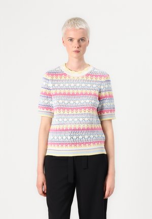 Maglione lavorato a maglia con maniche corte e motivi geometrici multicolore in tonalità pastello di rosa, blu e giallo. Presenta un collo a onda.