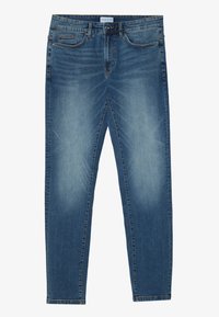 Jeans in denim di un blu medio con un lavaggio sbiadito, design a cinque tasche, vestibilità dritta e dettagli cuciti. Chiusura con bottone e cerniera.