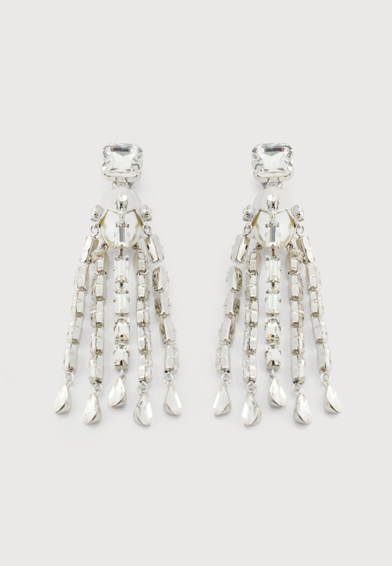 Sølvfarvede chandelier øreringe med firkantede studs, runde perler og hængende kæde-strenge der ender i dråbeformede charms.