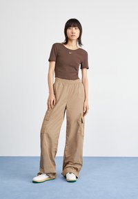 Nike Sportswear Jednoduché tričko - baroque brown/(sail)