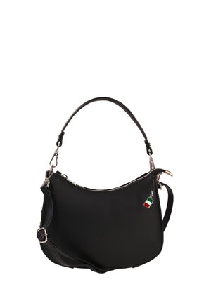 Zwart, halve maanvormige handtas met korte handgreep, verstelbare schouderriem, zilveren ritssluiting en een kleine Italië-vlag bedel eraan bevestigd.