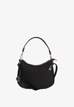 Sac à main noir en forme de croissant avec une poignée courte, une bandoulière réglable, une fermeture éclair argentée et un petit charm drapeau de l'Italie attaché.