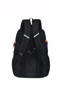 Zaino nero con spallacci imbottiti e traspiranti in mesh, accenti arancioni, dettagli riflettenti e fibbie regolabili. Design elegante e moderno.