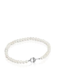 Pulsera de perlas blancas con un cierre de palanca de plata. Las perlas son redondas, lisas y uniformes en tamaño, mostrando un sutil brillo.