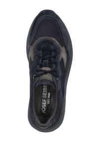 Marineblaue Sportschuh mit einer Kombination aus Leder- und Wildleder-Texturen, Schnürdesign und gepolsterter Innensohle mit sichtbarem Branding.