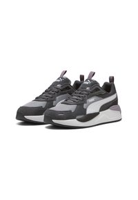 Sneakers da uomo realizzati in mesh traspirante e materiali sintetici, con una combinazione di colori grigia e nera, suola bianca e accenti viola.