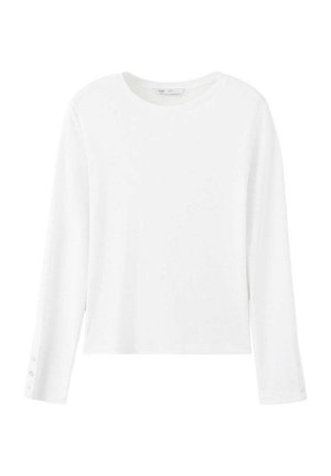 Wit T-shirt met lange mouwen en een ronde hals, met knoopdetails aan de onderkant van de mouwen, weergegeven op een effen achtergrond.