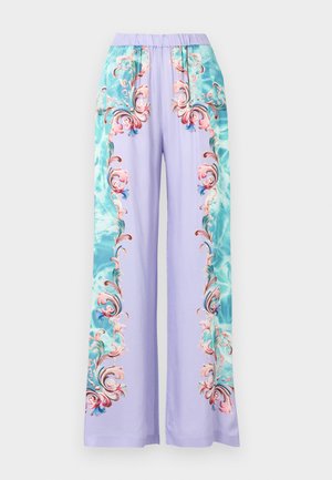 Pantalones de pierna ancha en color lavanda con cintura elástica, con detalles turquesas en los laterales y patrones ornamentales florales en espiral de color rosa en la parte delantera y los lados.