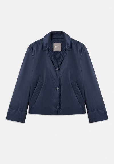 Temno modra prešita jakna z izrezanim ovratnikom, zapenjanjem na gumb, dvema stranskima žepoma in dolgimi rokavi. Narejena iz lahkega, gladkega materiala.