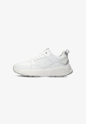 Witte sneaker met mesh panelen, vetersluiting aan de voorkant, dikke zool en hiel lus op een effen witte achtergrond, zijaanzicht.