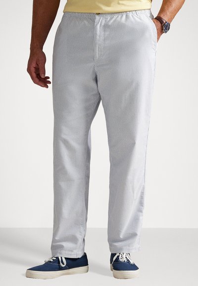 Gestreifte Baumwollhose mit einem elastischen Bündchen, ausgestattet mit Seitentaschen, in lockerer Passform und einem hellblauen und weißen Farbmuster.