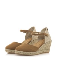Scarpe con tacco a zeppa in suede marrone, con suola in juta intrecciata. Presentano una tomaia in tessuto beige testurizzato e una fascia alla caviglia per una calzata sicura.