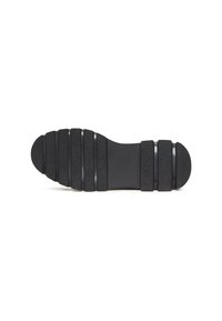 Zwarte rubberen schoenenzool met horizontale groeven voor grip. Heeft een ronde neus en een gladde, gestructureerde oppervlakte voor duurzaamheid.