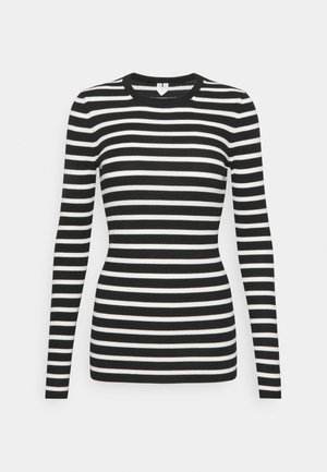 Schwarz-weiß gestreifter, eng anliegender Langarmpullover mit rundem Ausschnitt auf weißem Hintergrund.