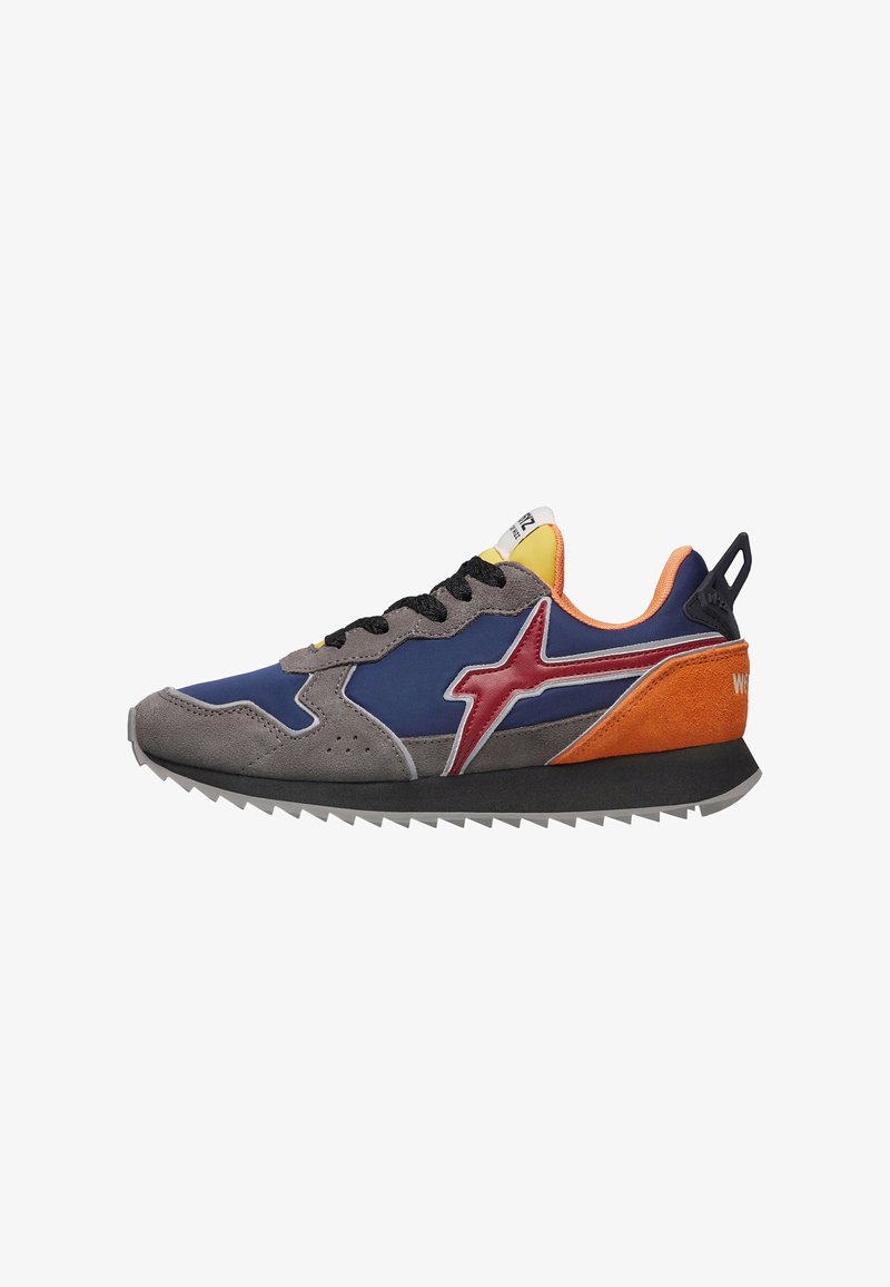 Sneaker sportivo con pannelli blu navy, grigio e arancione, lacci neri, una striscia rossa con il logo e una suola a motivo zigzag.