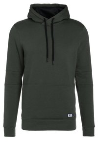 Sudadera verde oliva de tejido suave, con capucha forrada en negro, cordones y un bolsillo frontal. Tiene acentos de puños y dobladillo de canalé.