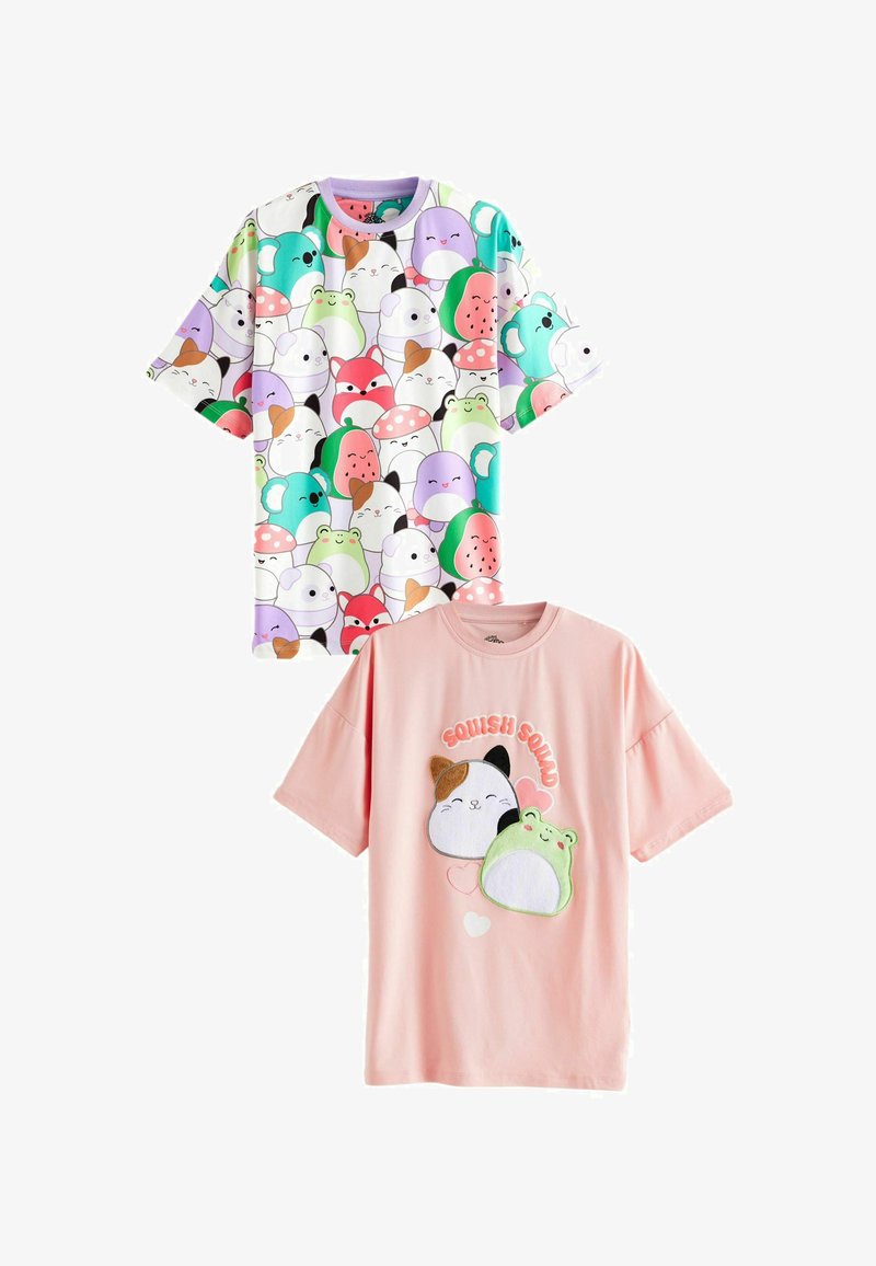 Dve kratke majice s kratkimi rokavi: ena z barvitim vzorcem sladoleda, druga v svetlo roza barvi z vezenimi risanimi junaki in besedilom.