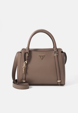 Taupefarbene, strukturierte Handtasche mit oberen Griffen, abnehmbarem Schulterriemen, goldfarbenen Beschlägen und einem dreieckigen Guess-Logo auf der Vorderseite.