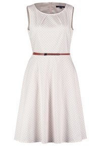 Robe sans manches beige clair avec un motif géométrique subtil, encolure ronde, devant plissé et fine ceinture marron à la taille.
