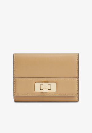 Portafoglio in pelle beige con chiusura a girello rettangolare in metallo dorato al centro frontale, con bordi cuciti.