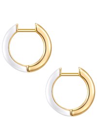 Zlaté a biele kruhové náušnice s elegantným dizajnom, hladkým povrchom a lesklou textúrou, ktoré zobrazuje kontrastné farebné bloky.