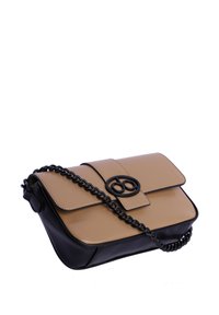 Bolso de mano en tonos marrón y negro con un diseño elegante, que cuenta con una correa de cadena y un logotipo circular prominente en la parte frontal. Textura suave con cierre de solapa.