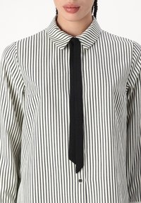 VILA VIKYNDA SHIRT - Gombos blúz - birch/black