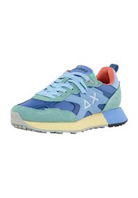 Sneaker blu e verde con materiali in suede e mesh, design stratificato, dettagli testurizzati e una suola intermedia gialla con suola in gomma nera.