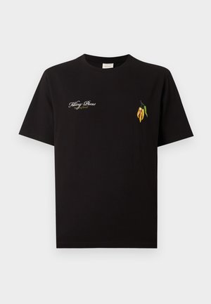 T-shirt noir à col rond avec texte blanc "Filling Pieces 'Baking Bread'" sur la poitrine gauche et petits piments jaunes et verts brodés sur la poitrine droite.