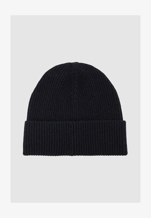 Zwarte ribgebreide beanie met omgeslagen rand, voorzien van een textuurpatroon en gemaakt van een zacht, warm materiaal. Een klassieke winteraccessoire.