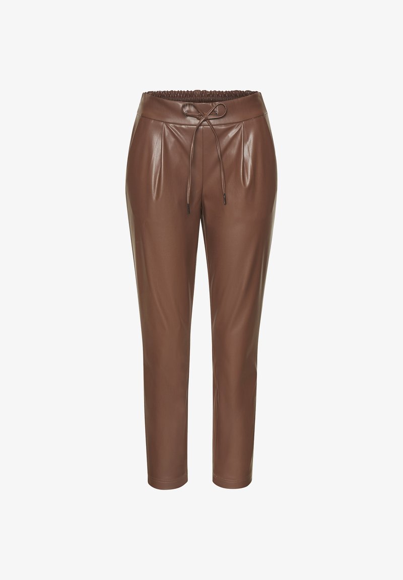 Braune Kunstlederhose mit einem Kordelzugbund, schmal zulaufendem Schnitt, Faltendetails und glatter, glänzender Textur. Der Saum ist abgeschlossen.