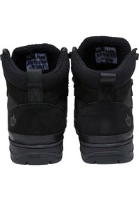 Scarpe da trekking in pelle nera con accenti in camoscio, colletto imbottito e suole in gomma durevoli; presentano etichette all'interno con il logo del marchio e l'anno di fondazione.