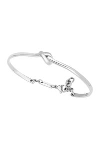 Pulsera de bangle de plata con un detalle de nudo y un pequeño cierre de cadena grabado con "BREIL" sobre un fondo blanco.