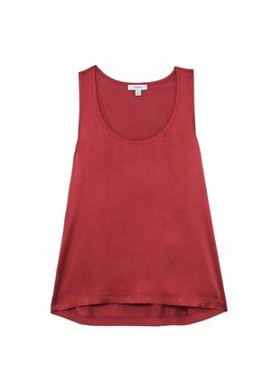 Ujjatlan piros trikó kerek nyakkivágással és enyhén ívelt szegéllyel, sima anyagból készült.