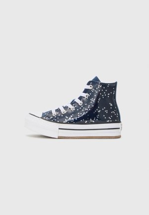 Navy high-top sneakers met een glinsterend sterrenpatroon, witte veters, rubberen neuskap en gestreepte tussenzool. Getextureerde glanzende afwerking.