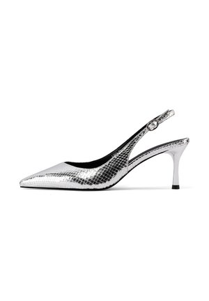 Tacchi slingback argento con punta affilata, realizzati in materiale testurizzato e lucido che ricorda la pelle di serpente. Presentano un tacco sottile e una cinghia alla caviglia.