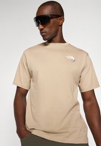 The North Face EXPLORE CARABINER RELAXED TEE UNISEX - T-shirt imprimé - mushroom grey