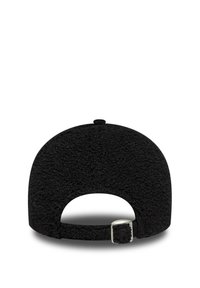Schwarze Fleece-Textur-Baseballmütze von hinten gezeigt, mit verstellbarem Riemen und Metallschnalle auf weißem Hintergrund.