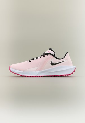 Chaussure de course Nike rose clair avec virgule noire, lacets noirs, semelle intérieure blanche amortie et semelle extérieure rose texturée, vue de côté.