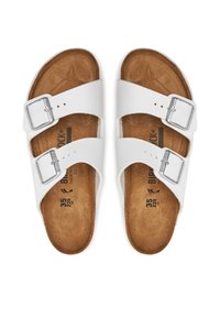 Sandali bianchi con due cinturini e fibbie metalliche, soletta contornata marrone e plantare testurizzato. Taglia 35 stampata nella soletta.