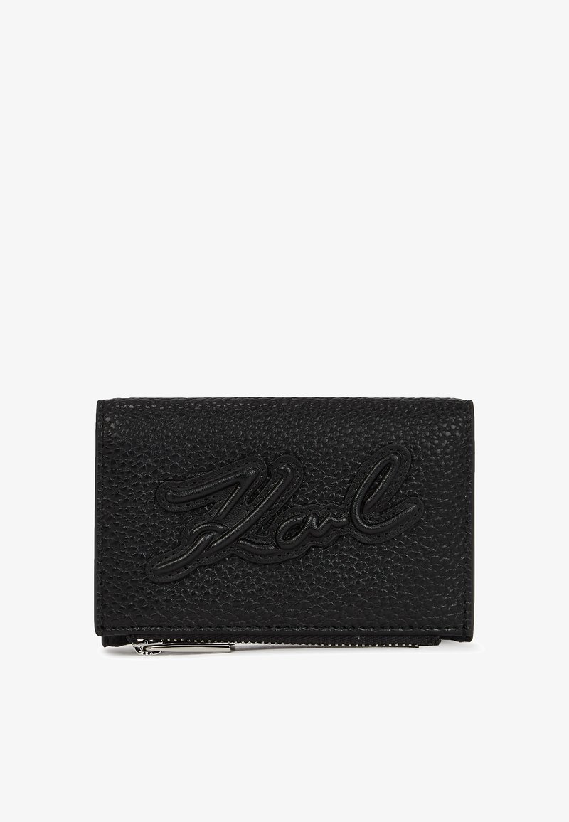 Portafoglio in pelle nera con superficie texturizzata, caratterizzato dal logo "Karl" in rilievo in stile manoscritto e chiusura con zip argentata.