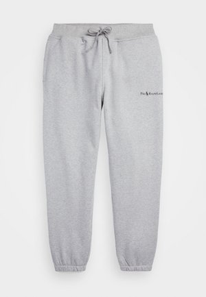 Pantalones deportivos gris claro con puños elásticos, cintura con cordón, bolsillos laterales y pequeño logo de Polo Ralph Lauren en el muslo izquierdo.